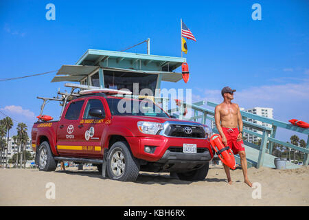 Santa Monica, Kalifornien - 2. September 2017: Rettungsschwimmer Und Sein Fahrzeug Im Einsatz Stockfoto