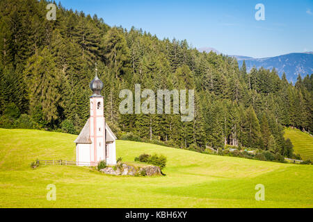 St. Johann Kirche, Santa Maddalena, Val di Funes, Dolomiten, Italien Stockfoto
