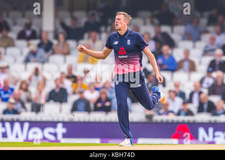 London, Großbritannien. 27. September 2017. Jake Ball Bowling für England. England v West Indies. Im vierten Royal London einen Tag Internationale am Kia Oval. D Stockfoto