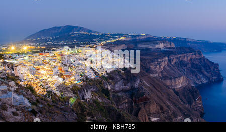 Fira, Santorini, Griechenland. Überblick über die Klippen Stadt Thira Fira, mit dem traditionellen und dem berühmten weißen Häusern über die Caldera, Aegean se Stockfoto