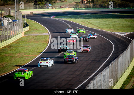 Vallelunga, Italien, 24. September 2017. Motorsport mitjet bunte Gruppe von Autos auf Asphalt, Anschluss an Racing start start Hohe Betrachtungswinkel Stockfoto