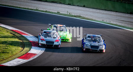 Vallelunga, Italien, 24. September 2017. Motorsport mitjet bunte Gruppe von Autos auf Asphalt, Anschluss an runden hohen Winkel anzeigen Stockfoto