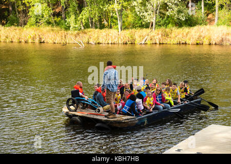 Kinder Fahrt in einem Boot und andere ökologische Bildung Aktivitäten im upham Woods outdoor Learning Center, das ein Teil der Universität von Wisconsin extensi Stockfoto