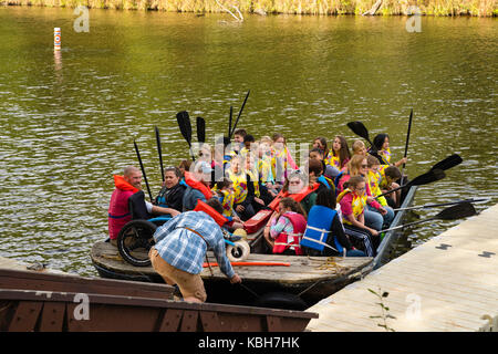 Kinder Fahrt in einem Boot und andere ökologische Bildung Aktivitäten im upham Woods outdoor Learning Center, das ein Teil der Universität von Wisconsin extensi Stockfoto