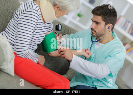Ältere Dame in Blutdruck überprüft Stockfoto