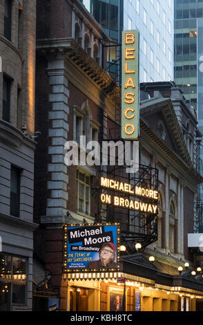 Michael Moore am Broadway, im Bezug auf meine Kapitulation, eine one-man-show an der Belasco Theatre in New York City Stockfoto