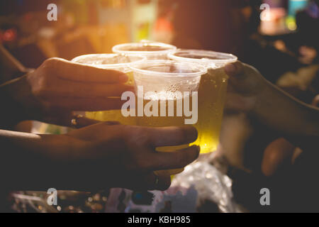 Freunde anstoßen Tabelle oben. Brillenträger Holding. Jubel und Feier Konzept. Stockfoto