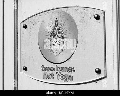 Gnade Lounge Hot Yoga Studio Schild am Eingang, Übung und Meditation Dienstleistungen Stockfoto