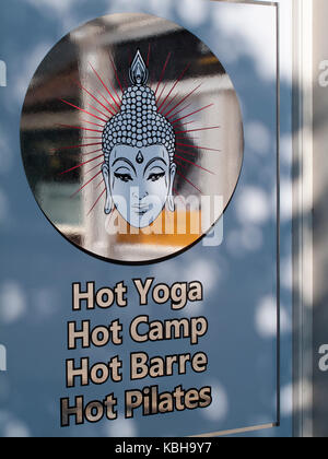 Gnade Lounge Hot Yoga Studio Schild am Eingang, Übung und Meditation Dienstleistungen Stockfoto