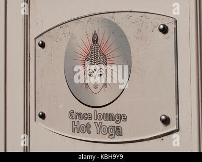 Gnade Lounge Hot Yoga Studio Schild am Eingang, Übung und Meditation Dienstleistungen Stockfoto