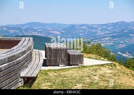 Outdoor Bank in einem schönen Gebirge Stockfoto