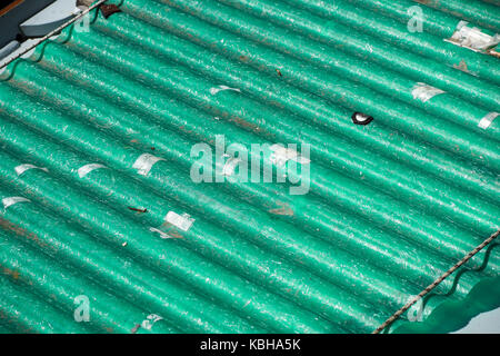 Quelle der Schadstoffe, wellenförmigen Dach decken auf Schadstoff-Eternit-Platten Stockfoto