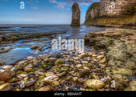 Hier kommt die Flut bei Flamborough Head Beach. Stockfoto