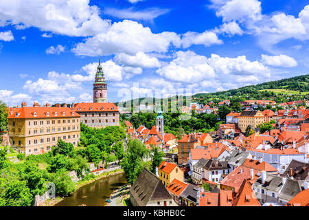 Cesky Krumlov, Tschechische Republik. Schloss, Kirche St. Veit und das Stadtbild. Stockfoto