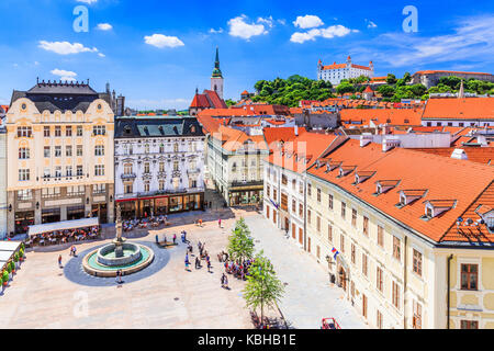 Bratislava, Slowakei. Blick auf die Burg von Bratislava, Hauptplatz und der St. Martin's Cathedral. Stockfoto