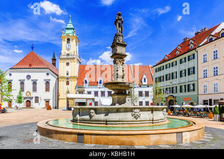 Bratislava, Slowakei. Blick auf Bratislava Hauptplatz mit dem Rathaus im Hintergrund. Stockfoto