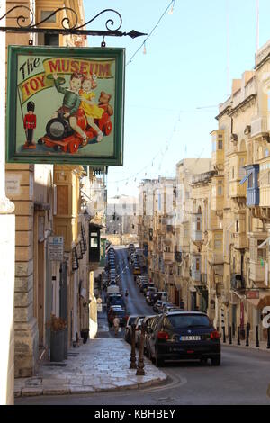 Malta, September 2017, städtische Szene in Valletta, mit dem Spielzeug Museum Schilder, Fahrzeuge. Stockfoto