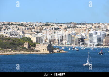 Yachten im Hafen von Marsamxett an einem sonnigen Sommertag, Malta, September 2017 Stockfoto