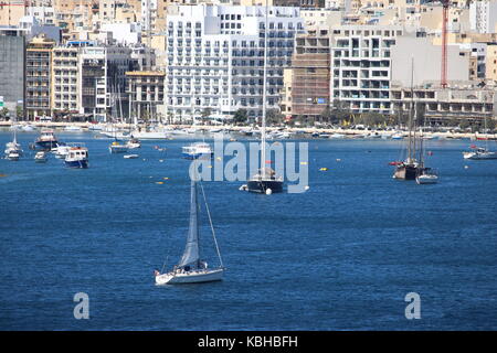 Yachten im Hafen von Marsamxett an einem sonnigen Sommertag, Malta, September 2017 Stockfoto