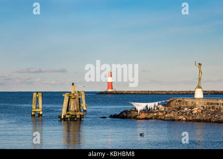 Die Mole an der Ostsee in Warnemünde, Deutschland. Stockfoto