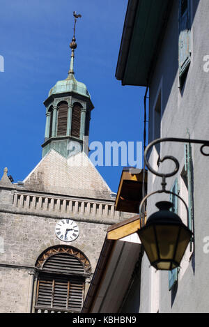 Der Glockenturm von Notre-Dame de l'Assomption, in Evian-les-Bains, Savoyen, Frankreich Stockfoto