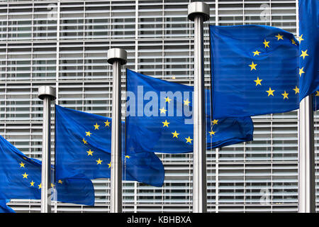 Flaggen der Europäischen Union vor dem Berlaymont-Gebäude in Brüssel, Belgien. Stockfoto