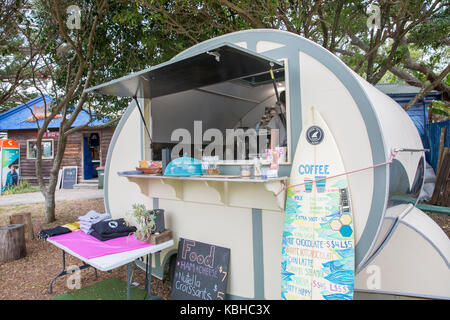 Umgebauter Caravan, Single Fin Coffee Shop Café in Seal Rocks, beliebtes Feriendorf an der mittleren Nordküste von New South Wales, Australien Stockfoto