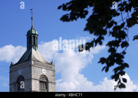 Der Glockenturm von Notre-Dame de l'Assomption, in Evian-les-Bains, Savoyen, Frankreich Stockfoto