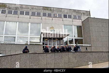 Pressefotografen und Fernsehteams vor Brighton Law Courts UK Stockfoto