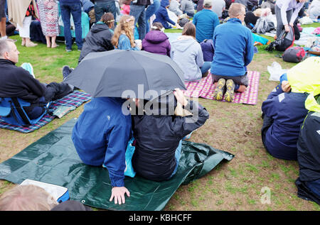Nehmen Zuflucht in der Regen bei Radio 2 Festival in einem Tag Picknick am Hyde Park London 2017 Stockfoto