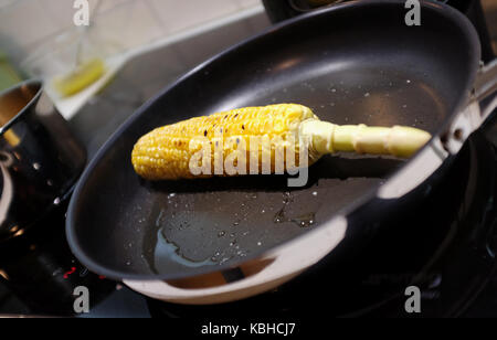 Mais Maiskolben Verkohlung in einer Grillpfanne Stockfoto