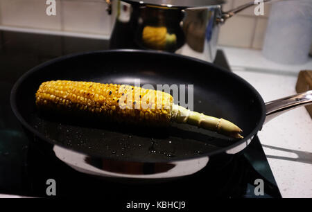 Mais Maiskolben Verkohlung in einer Grillpfanne Stockfoto