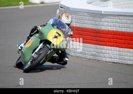 1962 Norton Manx 500 im Besitz von Susan Barford, gefahren von Jeremy McWilliams, Rennen beim Goodwood Revival 2017 Stockfoto