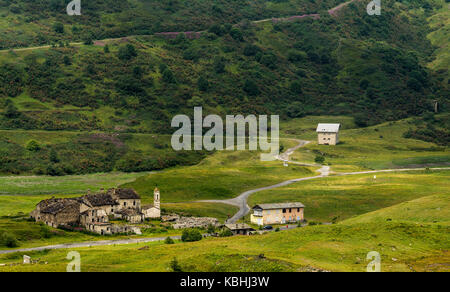 Tolle Aussicht mit alten Gebäuden in der Nähe von LANSLEBOURG-MONT-CENIS (Savoie, Auvergne, Rhône-Alpes), Col du Mont Cenis in Frankreich Stockfoto