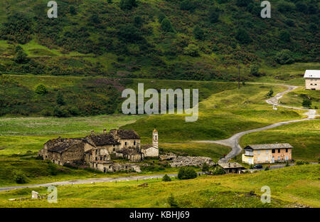 Tolle Aussicht mit alten Gebäuden in der Nähe von LANSLEBOURG-MONT-CENIS (Savoie, Auvergne, Rhône-Alpes), Col du Mont Cenis in Frankreich Stockfoto