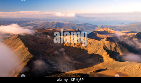 Panoramablick - Sonnenuntergang in der Gipfel des Vulkans Mt Ngauruhoe, Tongariro Alpine Crossing, Northern Circuit, toller Spaziergang in Neuseeland. Stockfoto