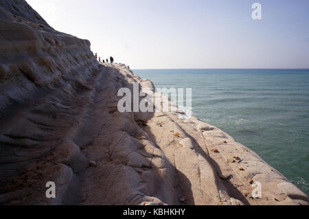 Menschen auf Türkischen Treppen (Treppe der Türken, Scala dei Turchi) in Agrigento, Sizilien, Italien Stockfoto