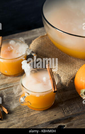 Hausgemachte Spooky Pumpkin spice Punch für Halloween Stockfoto