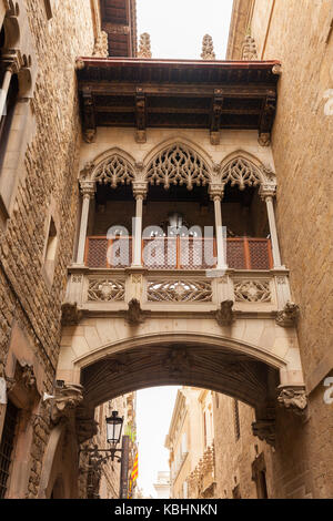 Brücke zwischen Gebäude in Barcelona Stockfoto