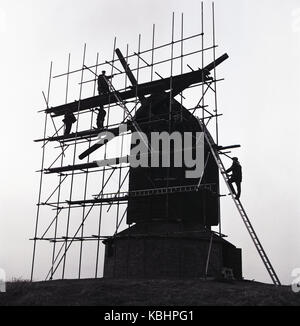 1960, historische, Gerüste rund um den historischen des 17. Jahrhunderts Brill Mühle gelegt, für die Wiederherstellung stattfinden, Brill, Aylesbury, Bucks, England, UK. Stockfoto