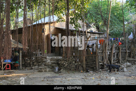 Ein Haus in Salay Dorf an den Ufern des Irrawaddy Flusses, Myanmar (Birma). Stockfoto