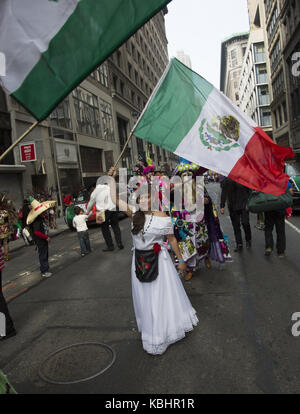 Stolz mexikanische Amerikaner kommen, die für die jährlichen mexikanischen Independence Day Parade auf der Madison Avenue in New York City. Stockfoto