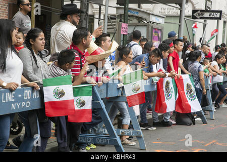 Stolz mexikanische Amerikaner kommen, die für die jährlichen mexikanischen Independence Day Parade auf der Madison Avenue in New York City. Stolz mexikanischen Zuschauer säumen die Straße, für die Parade. Stockfoto