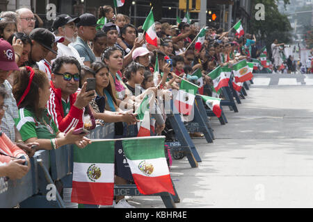 Stolz mexikanische Amerikaner kommen, die für die jährlichen mexikanischen Independence Day Parade auf der Madison Avenue in New York City. Stolz mexikanischen Zuschauer säumen die Straße, für die Parade. Stockfoto