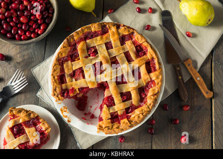 Süße hausgemachte Cranberry und pear-Torte für den Herbst Stockfoto