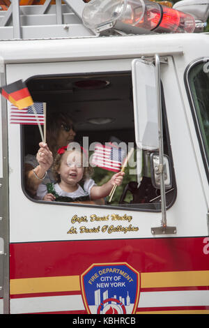 Die German-American Steuben Parade ist eine jährliche Parade traditionell in Städten in den Vereinigten Staaten von Amerika über die von steuben Tag statt. Die New York City Parade ist die 5th Avenue entlang. Stockfoto