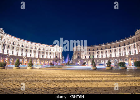 Nacht scape von Piazza della Repubblica. Platz der Republik t in Rom bei Nacht mit Autos kreisen rund um den Schönen Brunnen. Rom, Italien. Stockfoto