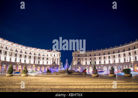 Nacht scape von Piazza della Repubblica. Platz der Republik t in Rom bei Nacht mit Autos kreisen rund um den Schönen Brunnen. Rom, Italien. Stockfoto