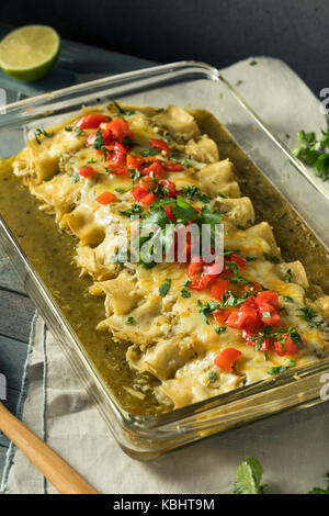 Hausgemachte grüne Chicken Enchiladas mit Koriander und Sauce Stockfoto