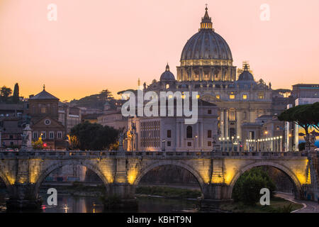 Rom, Italien, Vatikan Kuppel von St. Peter Basilika (San Pietro) und Sant'Angelo Brücke über Fluss Tiber in der Abenddämmerung. Einer der berühmtesten Ansicht in der Wor Stockfoto